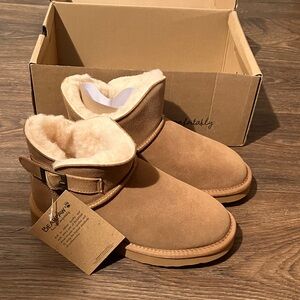 New with Tags BearPaw Bette Booties in Hickory with Cream Wool Blend Lining
